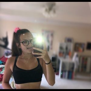 black lululemon sports bra